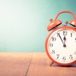 Tiempo extra se tiene por acreditado si demandado no contesta